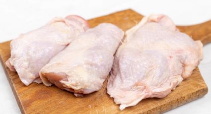 Os perigosos riscos de lavar o frango antes de cozinhar