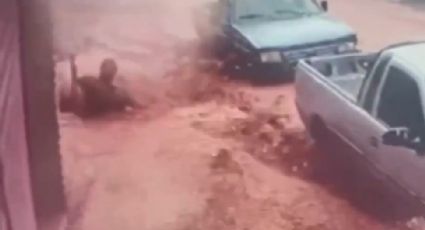 VÍDEO: mulher salva neto da enxurrada, mas fica presa embaixo de um carro e morre