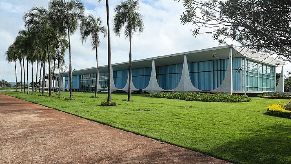 Veículo tenta invadir residência oficial de Lula
