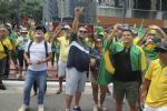 Bolsonaristas "saúdam" perfumaria, acreditando estar ao vivo na TV
