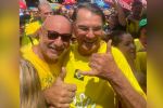 Desprezado por Bolsonaro, Queiroz posa com sósia em ato na Paulista