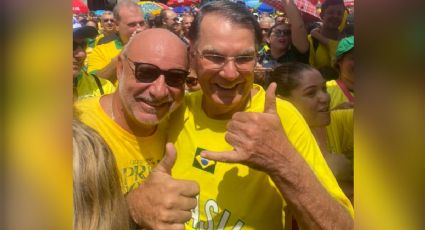 Desprezado por Bolsonaro, Queiroz posa com sósia em ato na Paulista