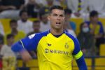 VÍDEO: Transtornado, Cristiano Ronaldo esfrega bandeira rival nas partes íntimas