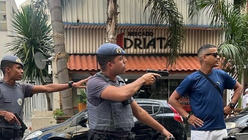 Imagens mostram policias apontando arma durante abordagem
