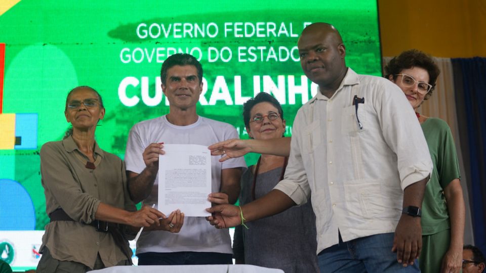 Silvio Almeida e Marina Silva no lançamento do edital de Assistência Técnica e Extensão Rural do Programa Bolsa Verde. Curralinho, Marajó