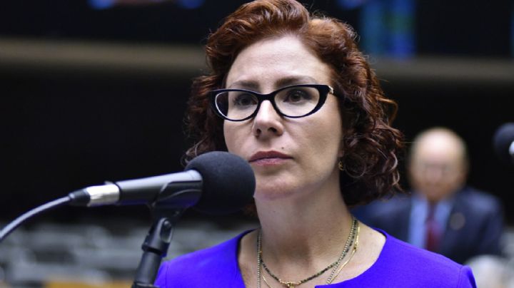 A péssima notícia do governo Lula para a foragida Carla Zambelli