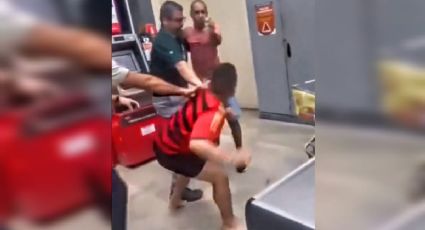 VÍDEO: Homem joga moedas no rosto de caixa de supermercado e quase é espancado