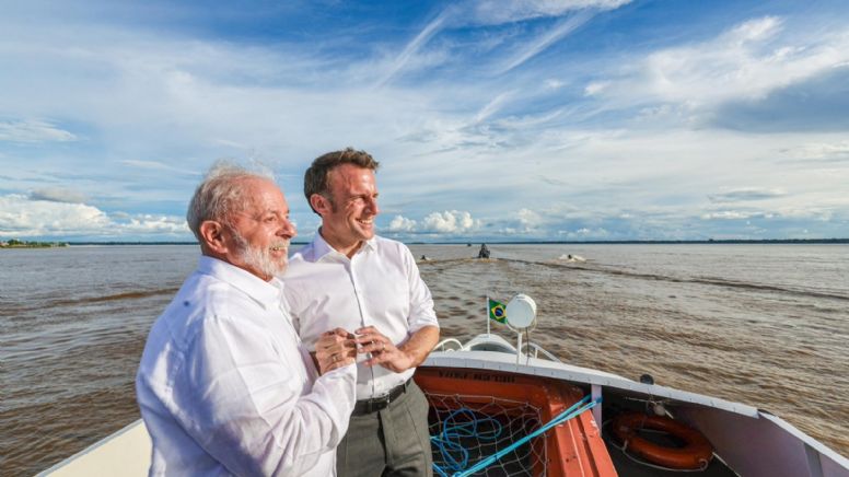 Ah, l'amour... Fotos de Macron e Lula na Amazônia são comparadas a ensaio de casamento