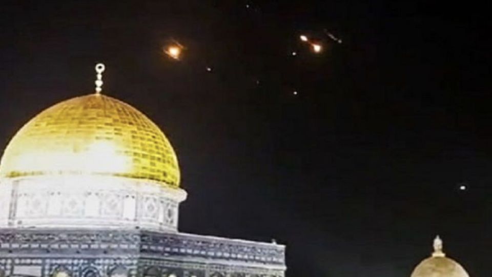 O Irã cantou vitória com as imagens de seus mísseis sobrevoando a mesquita de Al Aqsa, em Jerusalém.
