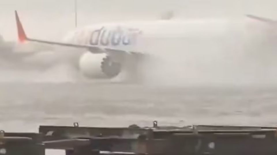 Avião manobrando sobre as águas do aeroporto de Dubai