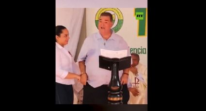 VÍDEO – prefeito fica sem calças no meio de um discurso: “perdi 8 quilos”