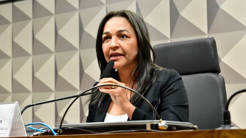 A senadora Eliziane Gama relatando a CPMI do 8 de Janeiro no Congresso