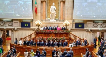 Meio século do 25 de Abril com governo fraco e ambiente melancólico no parlamento