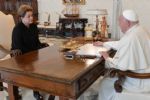 VÍDEO: Dilma Rousseff se emociona ao ser recebida pelo Papa Francisco