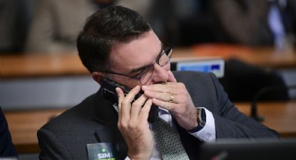 Flávio Bolsonaro faz associação inacreditável entre queda do WhatsApp e o PT