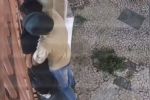 VÍDEO: Homem sofre abuso sexual na porta de casa ao sair para o trabalho
