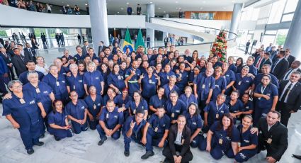 Janja presta homenagem à equipe de limpeza do Planalto