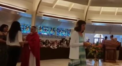 VÍDEO – Bizarro: Padre morde mão de mulher no momento da comunhão