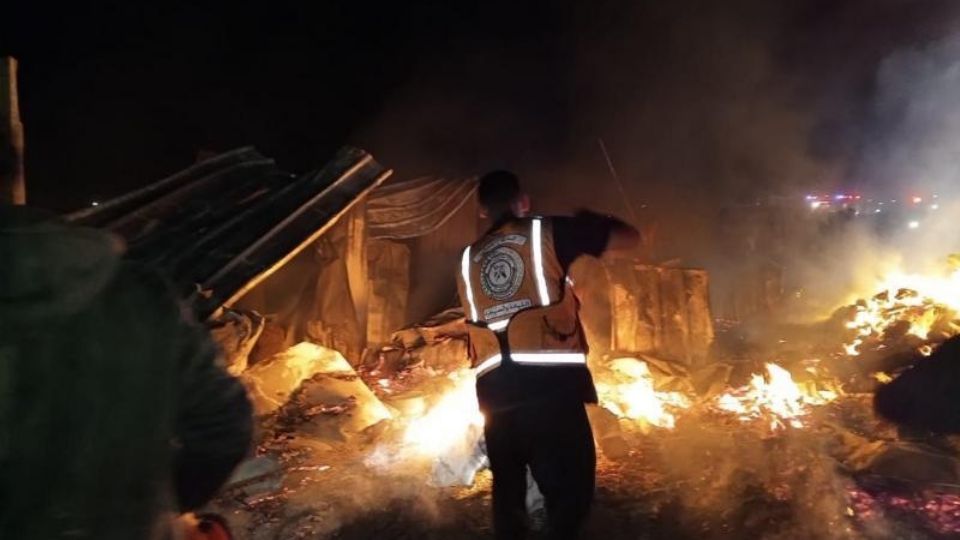 Defesa civil palestina tenta apagar incêndio israelense em Rafah