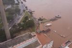 Porto Alegre vive caos; nível do Guaíba bate recorde; centro ficou apagado