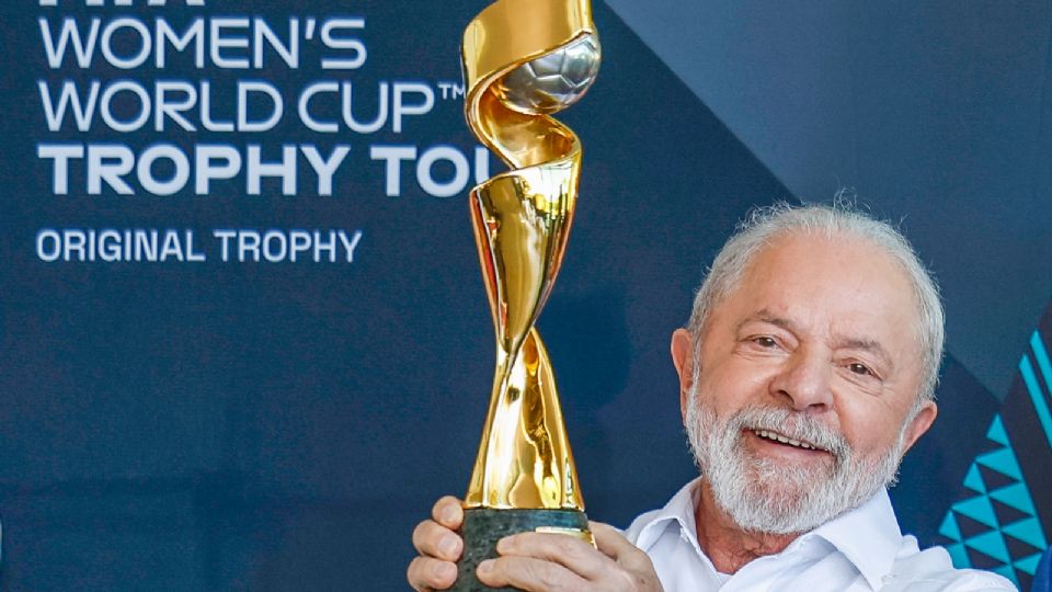 Lula segura a taça da Copa do Mundo de Futebol Feminino