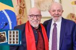Lula entrega selo alusivo aos 35 anos de 'O Alquimista' ao escritor Paulo Coelho