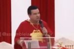 VÍDEO – Pastor faz violento ataque contra mulheres durante culto: "Deus mandou”