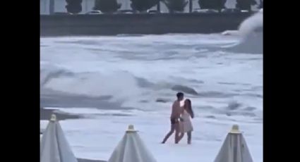 VÍDEO: mulher é arrastada por onda e desaparece enquanto namorava na praia