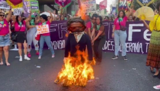 VÍDEO: Boneco de Arthur Lira é incendiado em ato contra o PL do Estupro