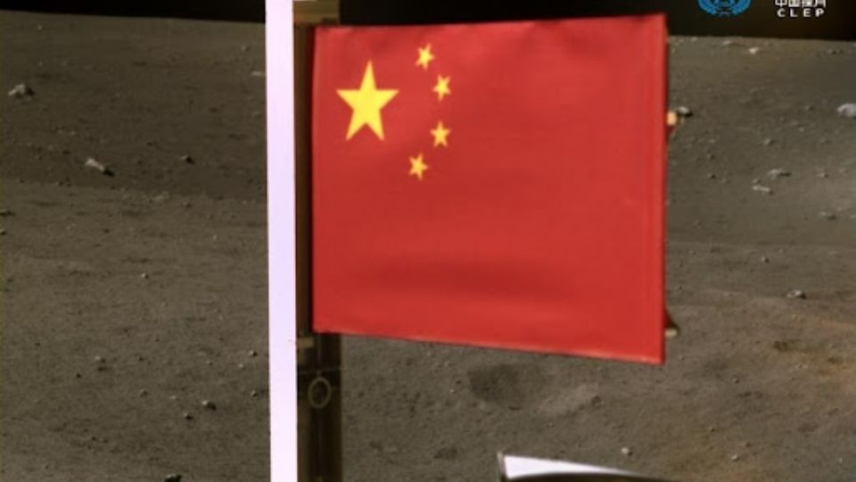 Bandeira chinesa na Lua durante missão Chang'e 6