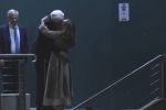 VÍDEO: Julian Assange chega à Austrália e tem reencontro emocionante com esposa