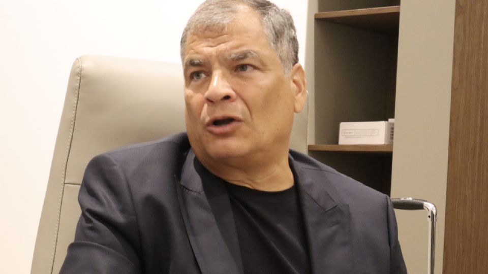 Correa em seu escritório de Caracas, de onde dispara petardos contra a oligarquia equatoriana.