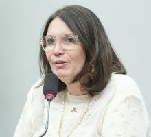 Bia Kicis se alia à indústria farmacêutica e ao lobby do ópio no Brasil