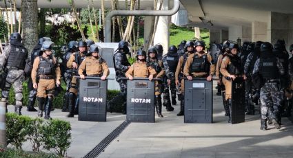 Polícia do Paraná protege MBL e reprime professores em protestos contra privatização na educação