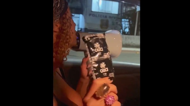 VÍDEO: Lumena vai com megafone tripudiar de Nego Di na porta da delegacia