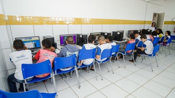 Escolas Conectadas para Todos como estratégia de mercantilização – Por Heleno Araújo