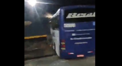 VÍDEO IMPRESSIONANTE: trem destrói ônibus de turismo em colisão em MG