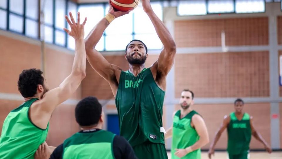 Destaque do Brasil no Pré-Olímpico, Bruno caboclo fez estreia discreta contra a França