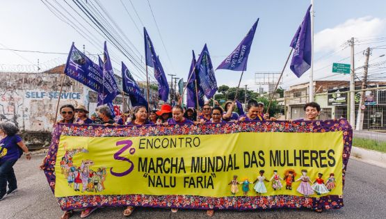 Mais de mil feministas marcham por avanço dos direitos das mulheres em Natal