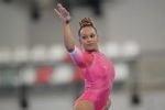 Rebeca Andrade bate Simone Biles e conquista ouro no solo