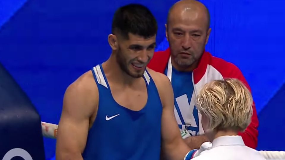 Davlat Boltaev em luta da Associação Internacional de Boxe
