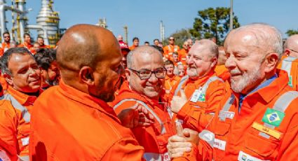 Lula vai a cerimônia de reabertura da Fafen-PR e entrega crachás a trabalhadores demitidos por Bolsonaro