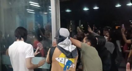 VÍDEO: estudantes ocupam a UERJ em protesto contra cortes em bolsas