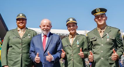 Lula condecora medalhistas olímpicos militares: "é uma honra", diz Bia Souza