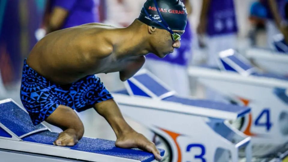 Gabriel Araújo foi porta-bandeira na cerimônia de abertura e é esperança de medalhas para o Brasil nas Paralimpíadas