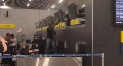 VÍDEO - Dia de fúria: Passageiro revoltado quebra aparelhos com martelo em aeroporto