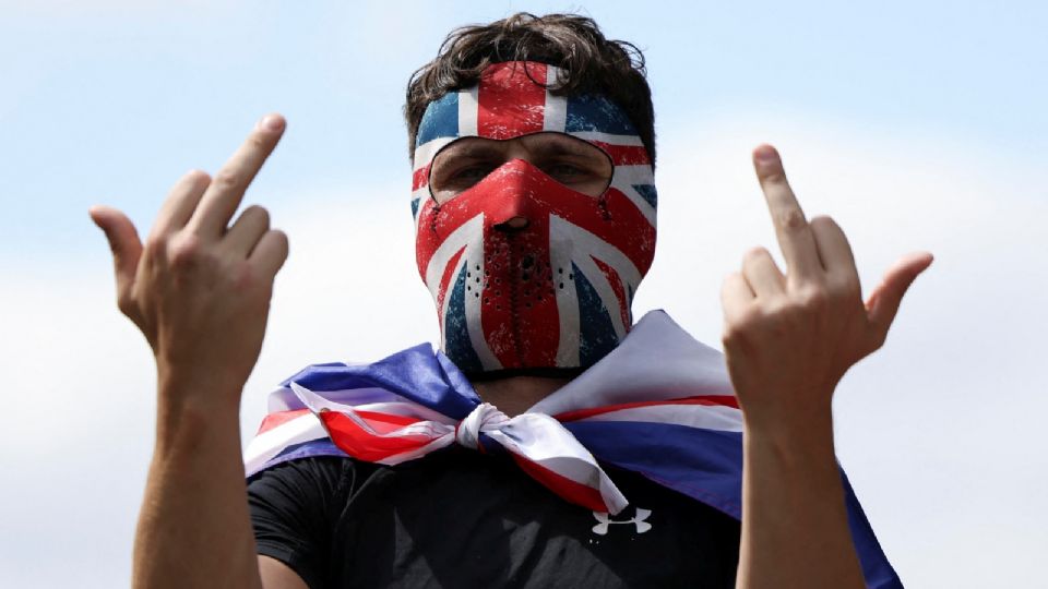 Manifestante de extrema direita britânico em protesto em Leeds