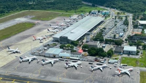 Homem bêbado agride esposa em avião e voo precisa ser desviado; entenda