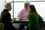 Almodóvar revela cartaz de seu aguardado novo filme com Julianne Moore e Tilda Swinton