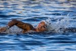 Ana Marcela Cunha nada para ser a primeira bicampeã olímpica da maratona aquática
